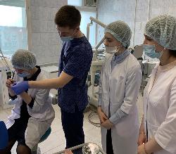 Ученики медкласса знакомятся с профессией врачей в Югорской городской больнице
