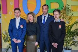 Юные югорчане награждены медалями за спасение родителей при пожаре