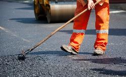 В Югорске ведутся работы по ямочному ремонту дорог
