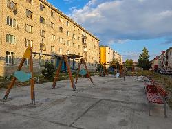 В Югорске продолжается обустройство новых детских площадок