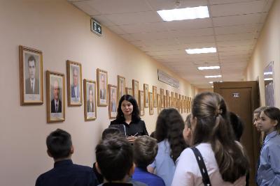 Школьников продолжают знакомить с работой администрации Югорска