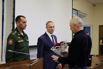 В администрации Югорска прошла торжественная церемония вручения государственных наград семьям погибших участников СВО