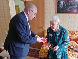 Медали к 75-летию Победы вручены югорчанам по поручению Президента