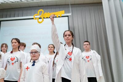 Десятиклассников школы №2 посвятили в ряды профильного медицинского класса