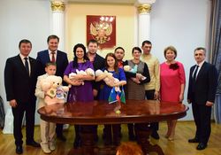 В Югорске чествовали первых новорожденных года