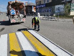 Продолжаются работы по покраске пешеходных переходов и нанесению дорожной разметки
