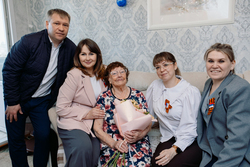 Ветераны Великой Отечественной войны принимают поздравления с Днем Победы
