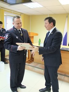 Глава города поздравил сотрудников ОМВД РФ по городу Югорску с 20-летием образования отдела