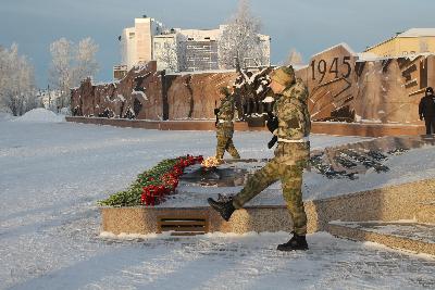 В День Героев Отечества в Югорске к мемориалу «Воинская Слава» возложили цветы