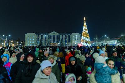 На Фонтанной площади им. Р.З. Салахова зажгли огни на главной ёлке города
