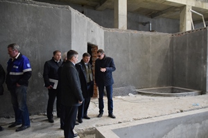 Глава Югорска оценил темпы строительства ФСК и нового детского сада
