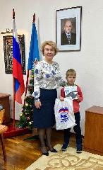 Председатель Думы Евгения Комисаренко вручила награду победителю регионального этапа новогоднего конкурса открыток 