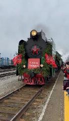 На станцию "Геологическая" прибыл ретропоезд "Эшелон Победы".