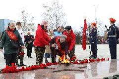 В Югорске в честь празднования Дня Победы у мемориала «Воинской Славы» состоялось торжественное возложение цветов.