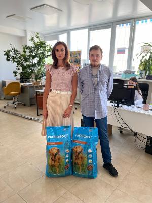  Партийцы Югорска передали корм для собак.
