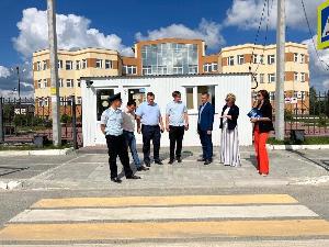 Партийцы Югорска провели мониторинг безопасности пешеходных переходов возле школ в рамках партийного проекта «Безопасные дороги».