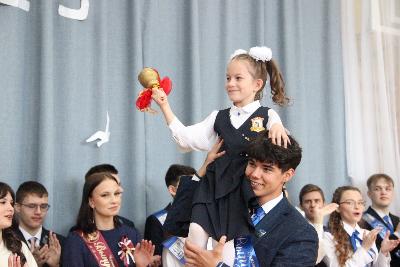 В Югорске для выпускников школ прозвенели последние звонки