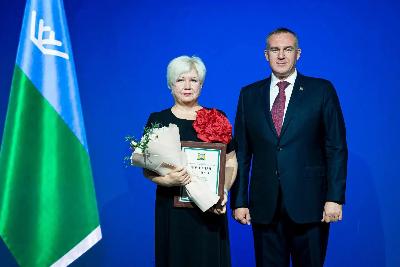 Педагог школы №5 Наталья Павлова получила награду из рук Губернатора Югры