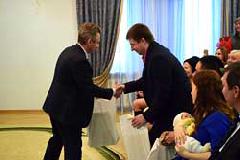 Алексей Михолап чествовал первых новорожденных года