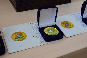 Глава города Алексей Харлов вручил выпускникам школ города Югорска медали «За особые успехи в обучении» в 2023 году.