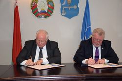 Подписано двухстороннее соглашение об установлении побратимских отношений между городом Югорском и Шкловским районом, республики Беларусь