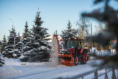 В Югорске ежедневно ведутся работы по очистке от снега дорог и тротуаров
