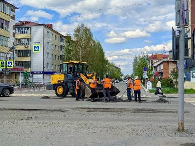 В городе продолжаются работы по ямочному ремонту дорог