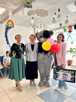 Партийцы Югорска поздравили детей города Югорска с международным праздником.