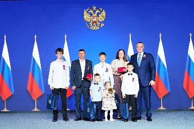 Накануне Дня России государственными наградами отметили жителей Югорска