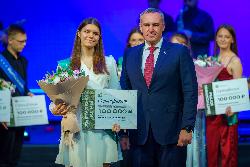  Яркий старт во взрослую жизнь: выпускники из Югорска на региональном фестивале «Это юность моя»