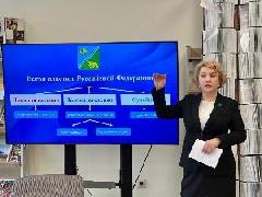 Партийцы Югорска провели классные часы в День Российского парламентаризма.