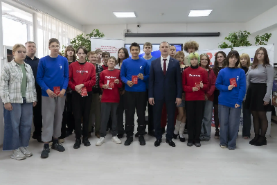 Глава города Алексей Харлов вручил паспорта юным югорчанам