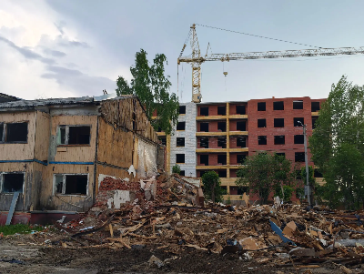 В Югорске продолжается снос аварийного жилья