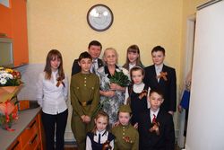Ветеран Великой Отечественной войны Татьяна Прокофьевна Касьян принимает поздравления