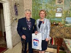 В преддверии одного из главных праздников для каждого гражданина нашей страны – Дня Великой Победы Председатель Думы города Югорска Евгения Комисаренко с праздничным визитом посетила первопроходца, ветерана труда Николая Логиновича Давыдова.