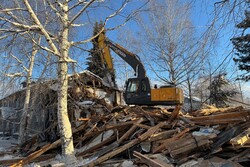 В Югорске сносят аварийный дом