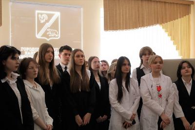 В администрации Югорска провели экскурсию для школьников и отметили активных югорчан