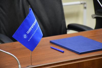 Атаман казаков региона Андрей Станкин и директор Югорской дирекции "Газпромбанка" Сергей Кузнецов подписали партнерское соглашение