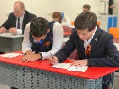 Партийцы Югорска приняли участие в Диктанте Победы.