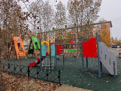 В Югорске обустроили ещё одну детскую площадку