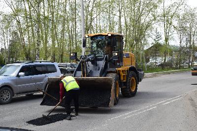 В Югорске полным ходом ведутся работы по ямочному ремонту дорог