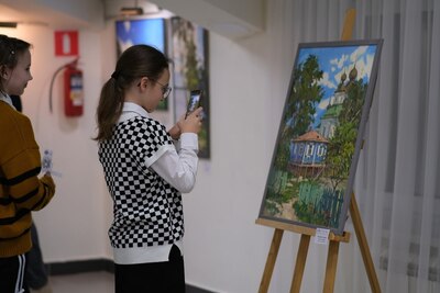 Искусство, которое помнит: в Югорске состоялось торжественное открытие выставки «Время героев»