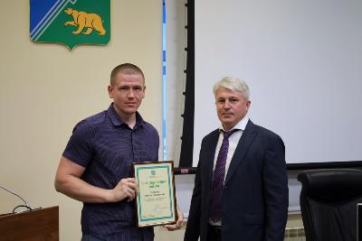 В преддверии Дня строителя в Югорске наградили профессионалов отрасли