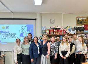 Председатель Думы Евгения Комисаренко провела урок финансовой грамотности для учащихся 11 класса МБОУ СОШ №6