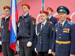 Югороские кадеты попрощались со знаменем.