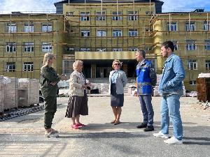Ход капитального ремонта школы №2 общей площадью 15 тысяч квадратных метров оценили в Югорске члены рабочей группы партийного десанта.