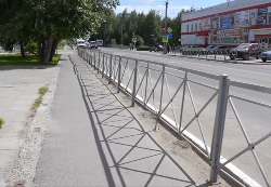 В Югорске продолжается ремонт тротуара по туристическому маршруту