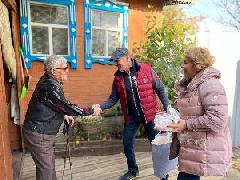 Праздничный визит к ветерану труда, первопроходцу Давыдову Николаю Логиновичу 