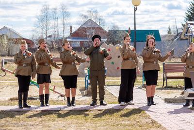 «Фронтовые бригады» и «Автобус Победы» открыли праздничную программу Дня Победы в Югорске