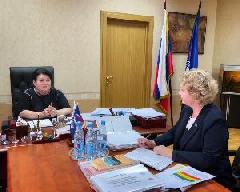 Председатель Думы города Югорска Евгения Комисаренко обсудила ход работы партийных и окружных проектов 